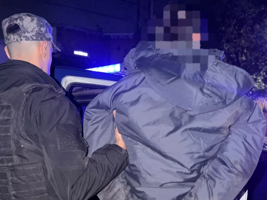 Intentó robar en dos vehículos, le arrebató la cartera a una mujer y lo detuvieron