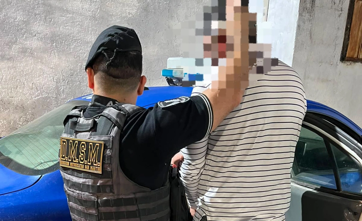 Lo arrestaron por agredir a su pareja e hijastro