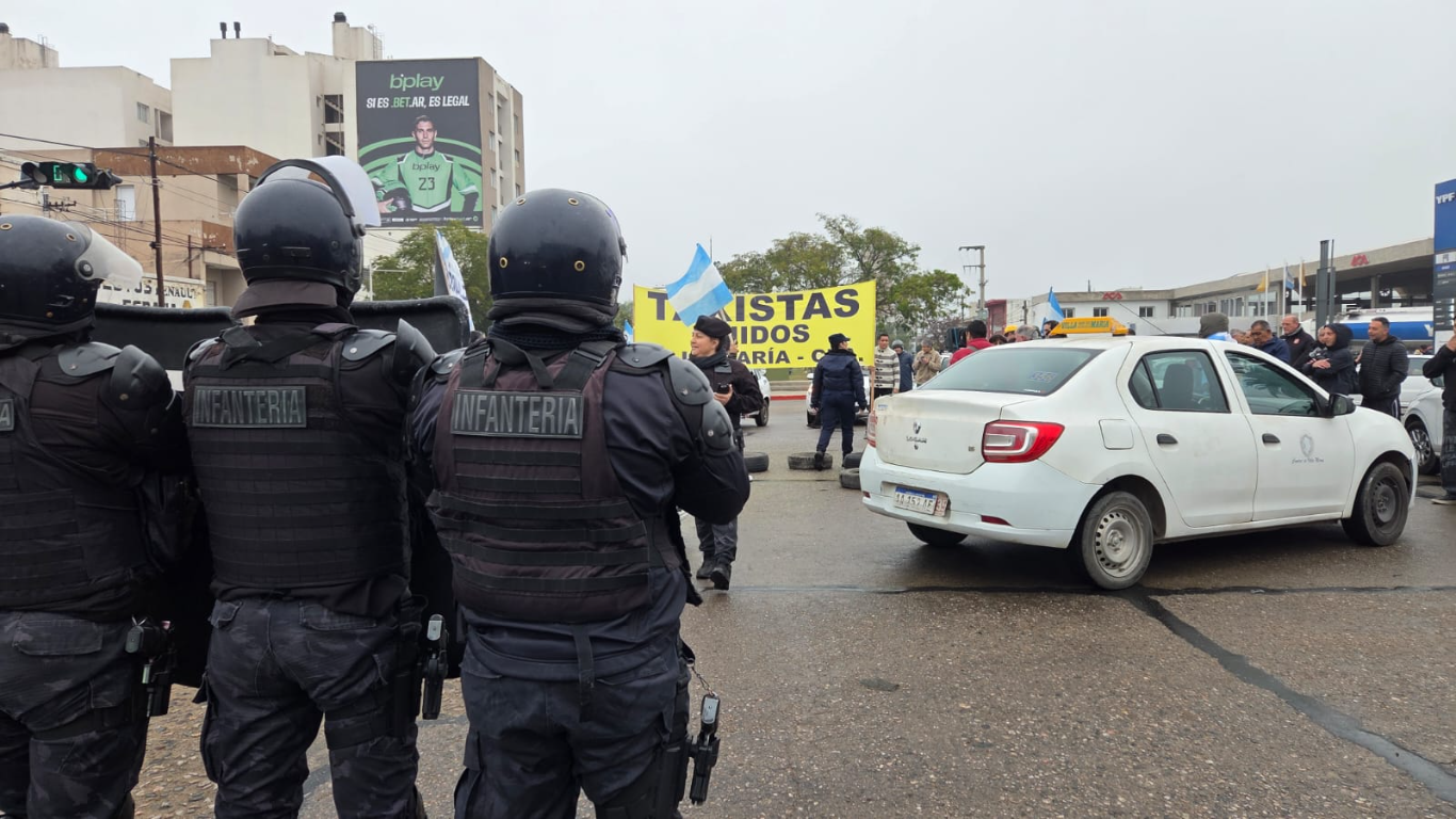 Taxistas se manifestaron y pidieron que se cumpla con la ordenanza que regula las aplicaciones de transporte