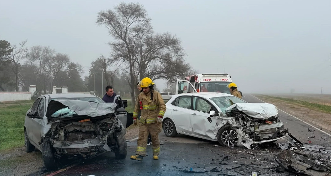 Dos autos chocaron de frente cerca de Ana Zumarán