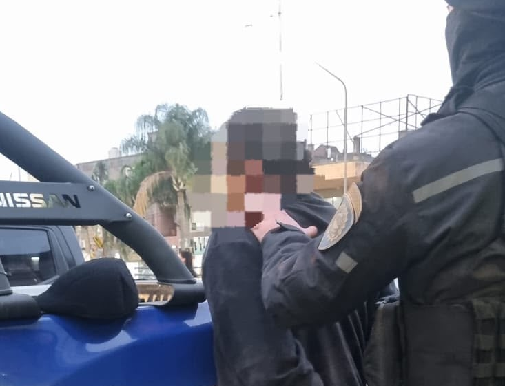 Lo detuvieron por golpear a otro hombre
