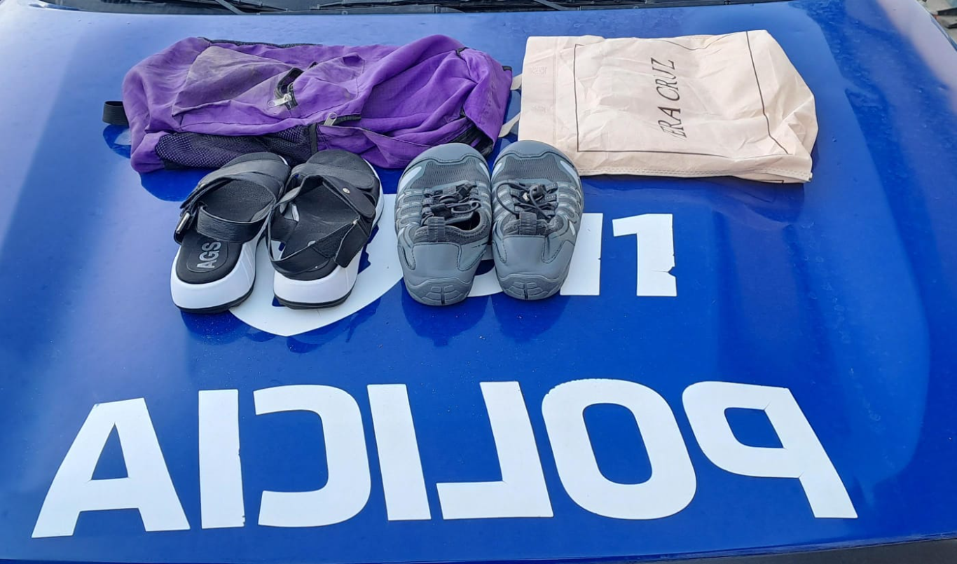 Los atraparon con un bolso con calzado y no pudieron decir de dónde lo habían sacado