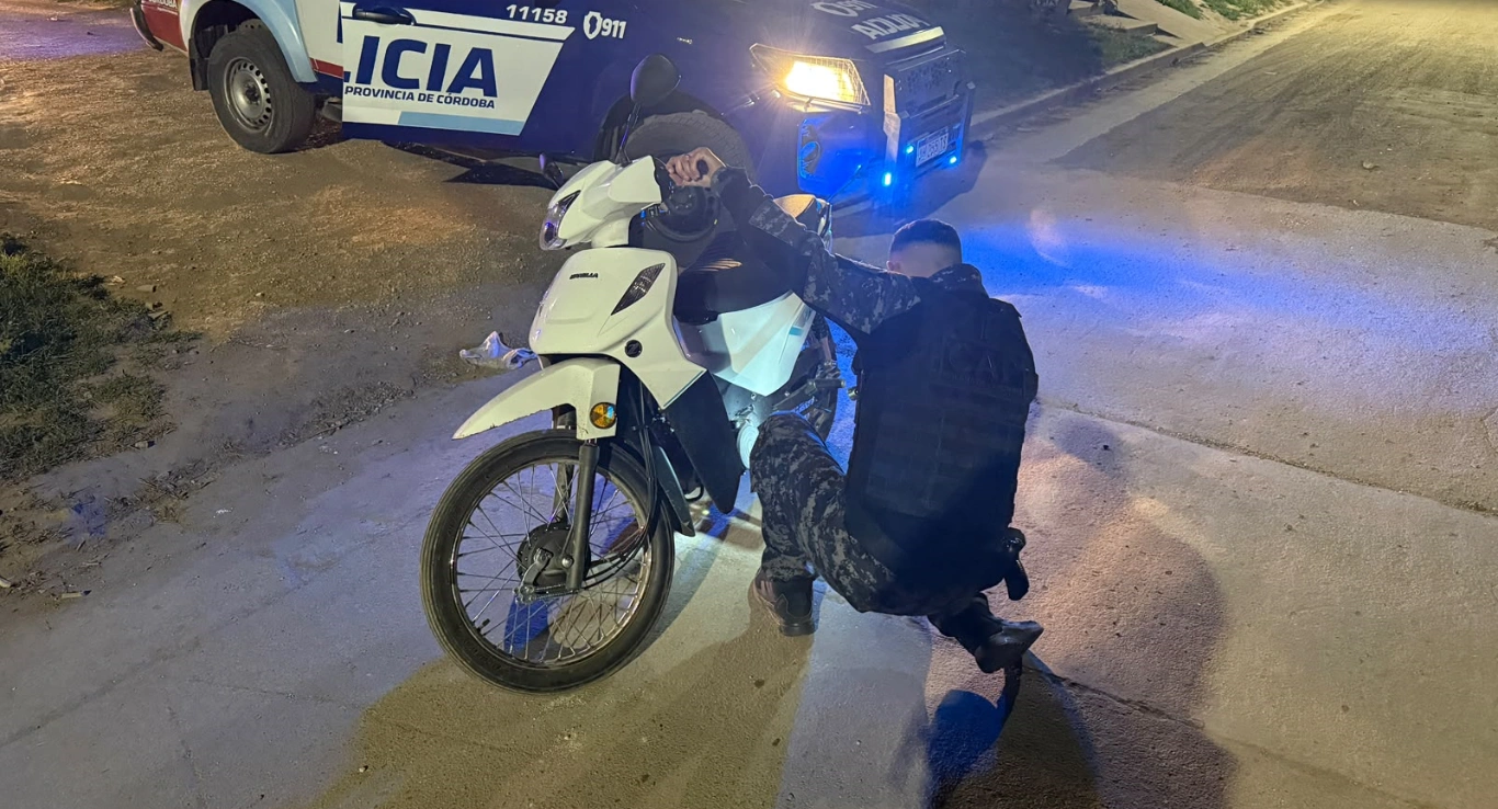 Detuvieron a un joven que intentó escapar en moto de la Policía