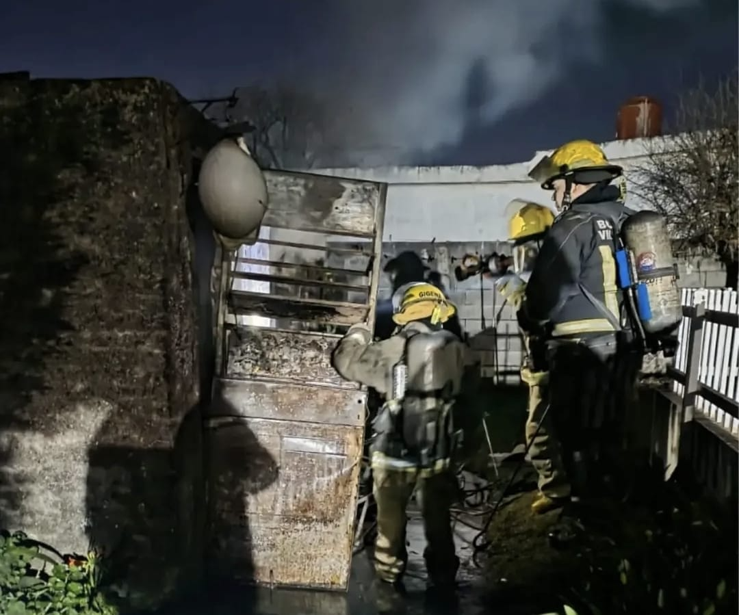Se incendió un taller en el patio de una casa en barrio Ameghino