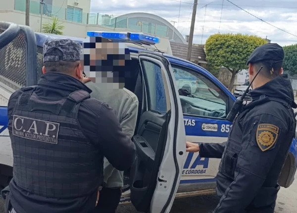 Lo detuvieron por robar medias de un negocio en el bulevar Sarmiento
