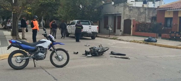 Un joven se fracturó la muñeca en un choque entre una moto y una camioneta