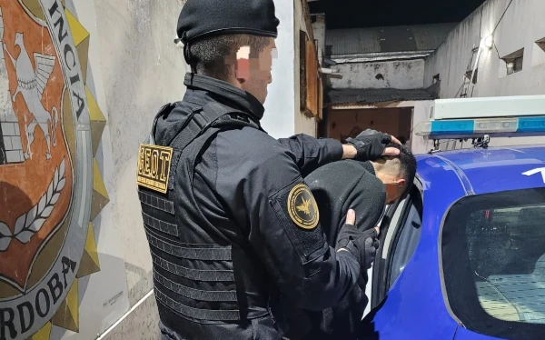 Lo detuvieron por agredir a un hombre y una mujer tras una discusión