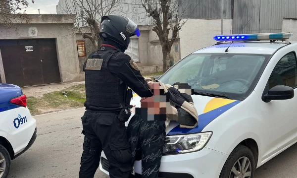 Vio a un hombre en el patio de su casa, avisó a la Policía y lo atraparon