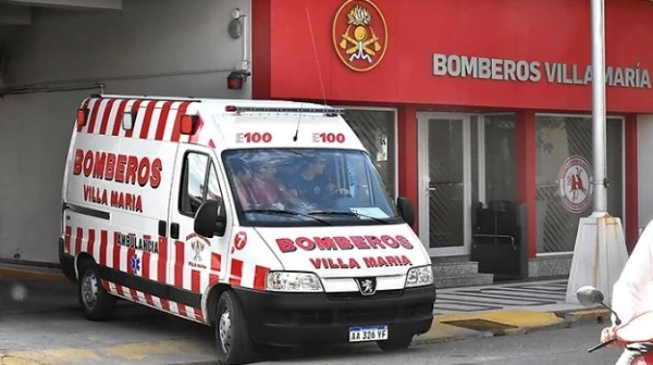Chocó en moto a un ciclista y se fugó