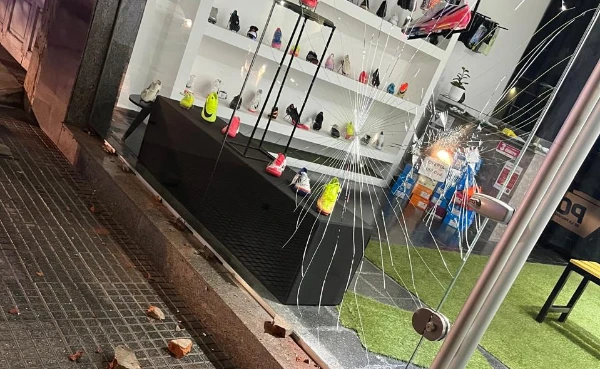 Lo detuvieron por romper la vidriera de un comercio e intentar robar