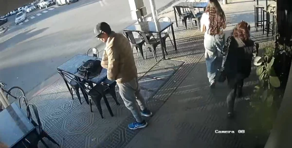 Robó una campera en Macowens, se la puso en el Café La Torre y escapó