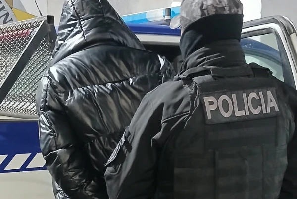 Se metió a la Plaza Centenario en moto, amenazó a policías y quedó detenido