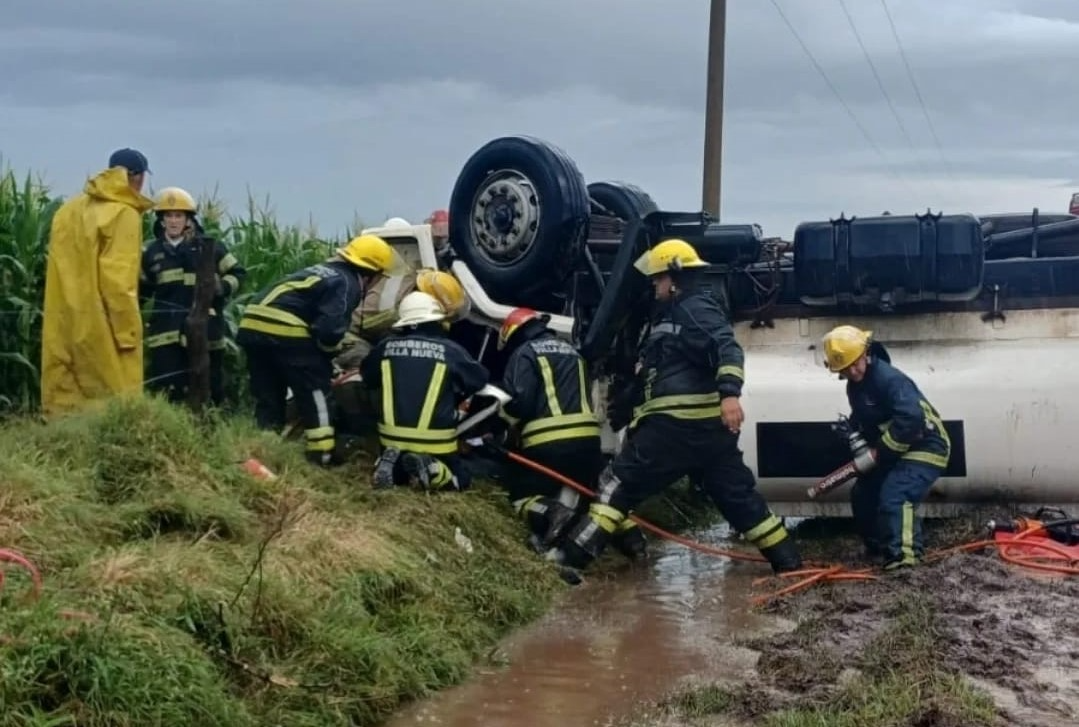 Villa Nueva: volcó un camión en ruta 2 y bomberos rescataron al conductor