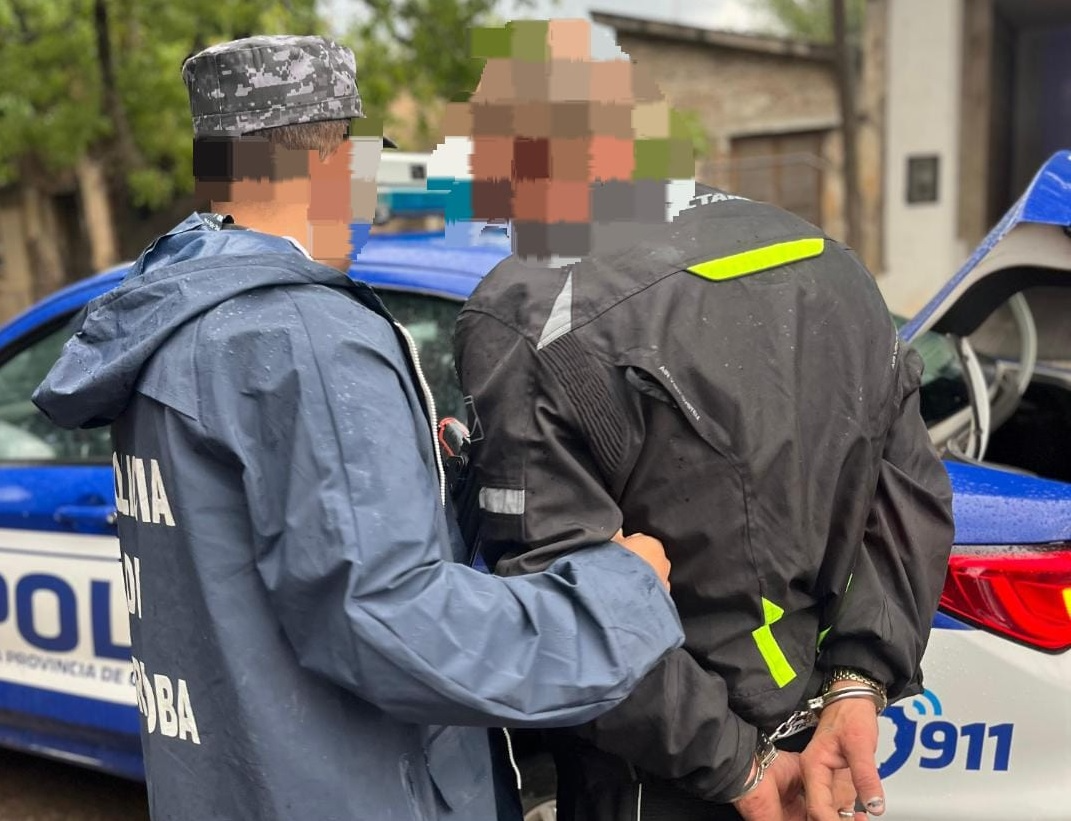 Lo detuvieron por conducir de manera peligrosa y chocar a dos vehículos