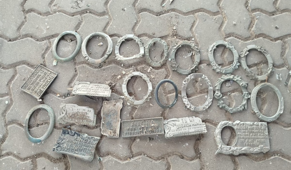 Lo detuvieron mientras robaba placas de bronce del cementerio La Piedad
