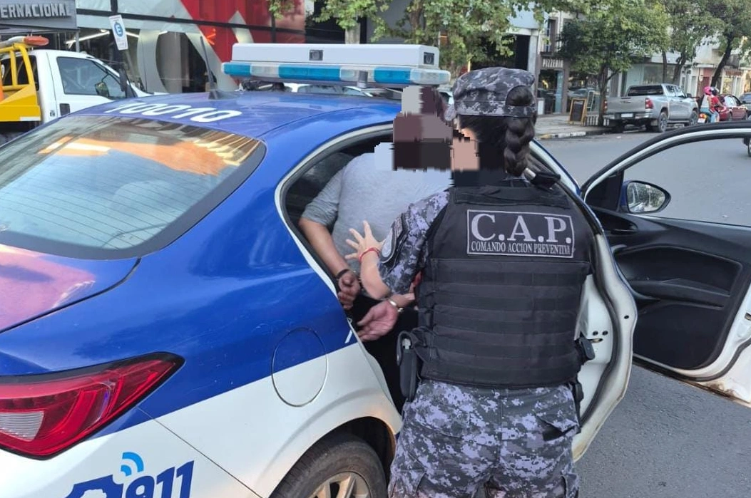 Fue a un restobar del centro, comió, se negó a pagar y lo detuvieron