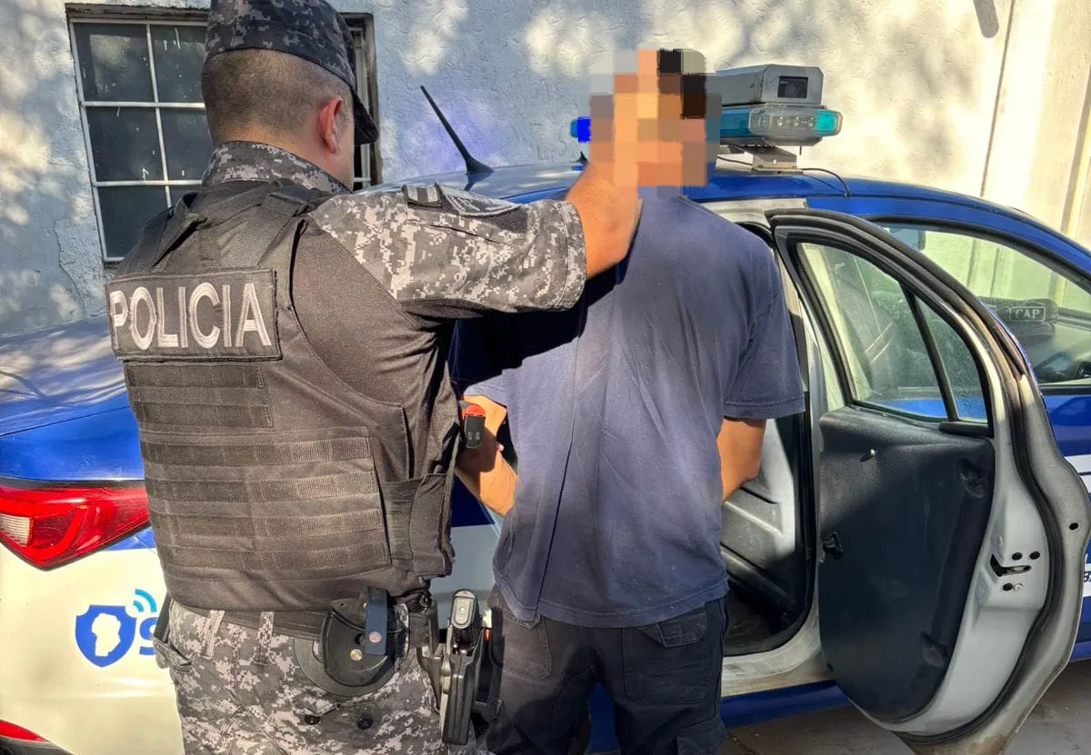 Abordaron a un hombre en moto, le dañaron el vehículo y los detuvieron